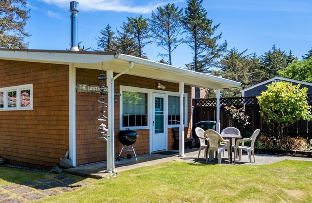 Short walk to the beach! 2 bedrooms, quiet neighborhood, fenced yard & WiFi