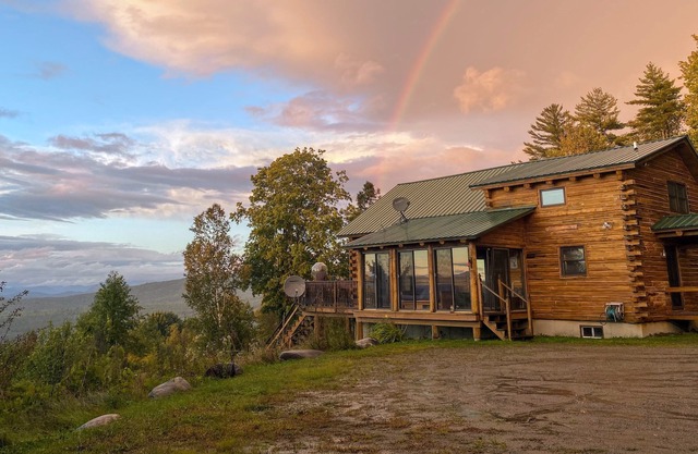 SI INCREDIBLE VIEWS from this log cabin with large deck, huge yard, fire pit, hot tub!