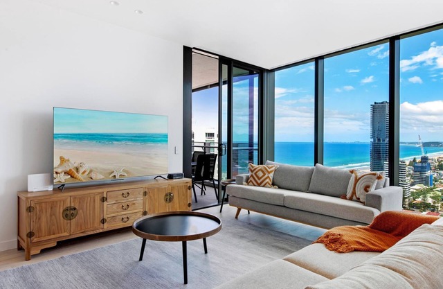 Signature Broadbeach Ocean Views Apartment - CoastHM