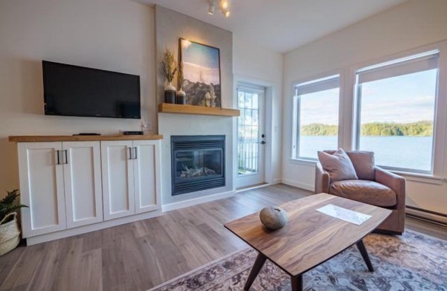SIGNATURE COLLECTION ONE BEDROOM KING SUITE + OUTDOOR SOAKER TUB ON PATIO
