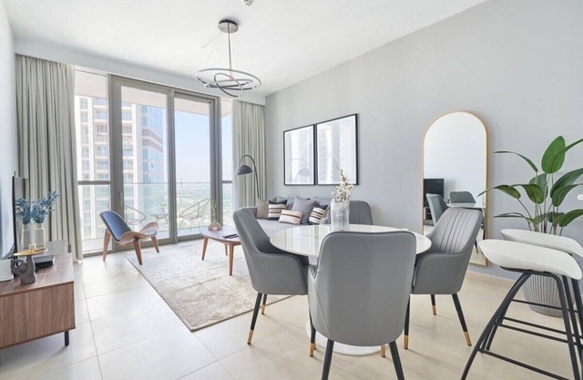 Silkhaus Stylish 2 BDR | Pool and Gym | Downtown