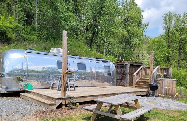 Silver Cabin 2- Restored Airstream right next to GSMNP!