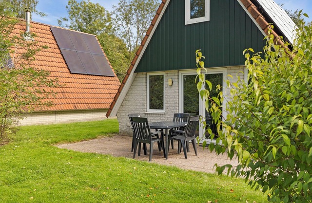 Simple bungalow for 6 people in the Vechtdal, located by greenery or water – plenty of outdoor fun and activities for all ages.