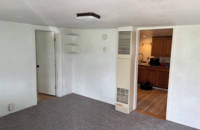 Simple cottage, 1 bedroom and a detached room in Grants Pass with WiFi and AC.
