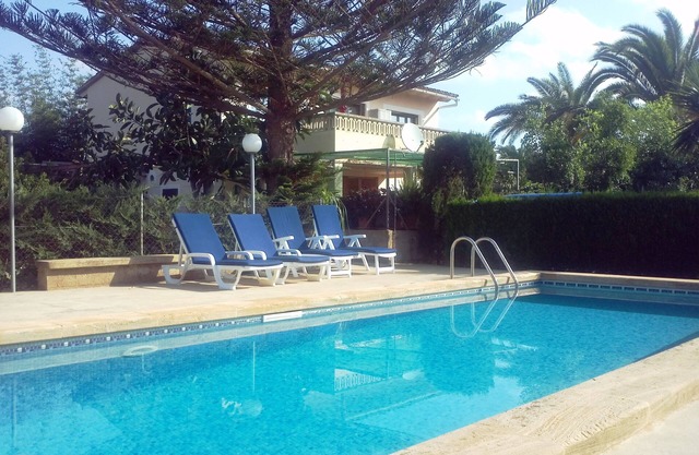 Simple country house with fenced pool. 1.7km from Porto Cristo.