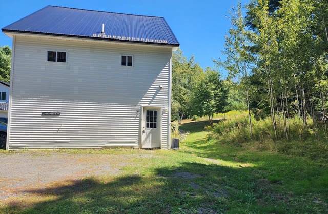 Simple, pet-friendly 2-bedroom apartment close to downtown and Umaine