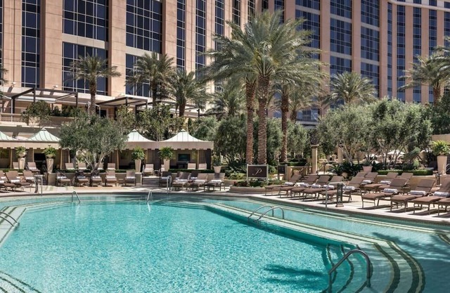 Sin City Getaway! Spacious Unit, Pools