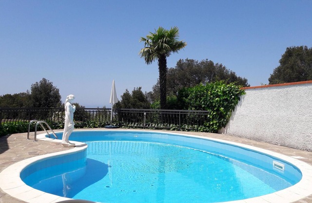 Single house with private swimming pool