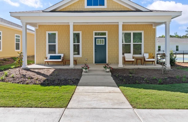 Single-level cottage home close to Ocean Isle Beach!