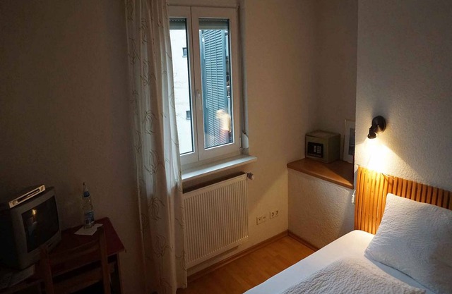 Single room with shower and WC