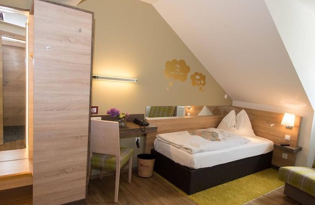 Single room with shower, WC - Hotel Dollinger