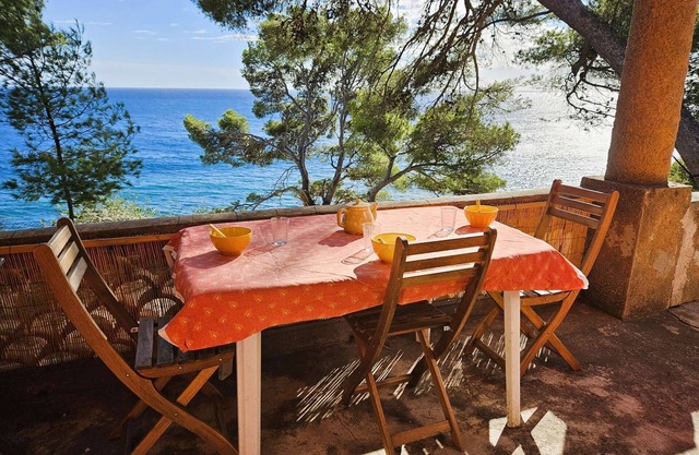 Single storey house with sea view