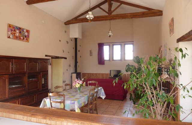 Single-storey gîte with swimming pool, ideal for families.