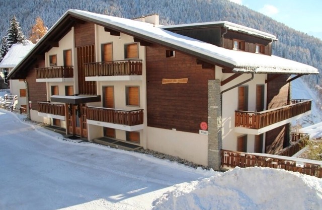 Situé au pied des pistes, à 2 minutes à pied du vieux village et directement en face du funiculaire.