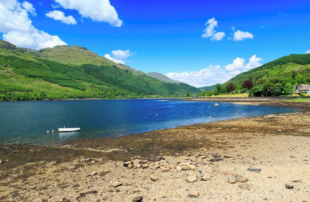 Situated on the west side of Loch Lomond being only 2 miles from the loch itself .