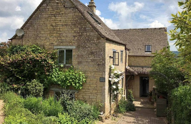 SIXPENNY COTTAGE, family friendly, with open fire in Cheltenham