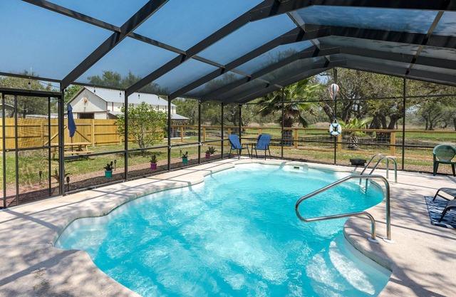 Sixteen Oaks | Pet Friendly, Pool, Tiki Bar, Games