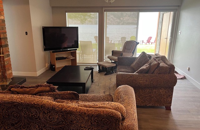 Skaha Lakefront home, Large covered deck,
