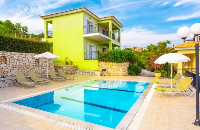 Skala Villa Green: Large Private Pool, Walk to Beach, Sea Views, A/C, WiFi