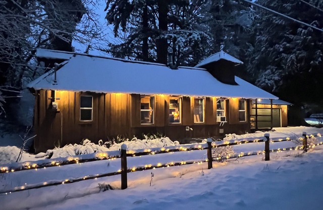 Ski Cabin w/Hot Tub, Fireplaces – 5 Mins to Slopes, Pet-Friendly, Sleeps 12