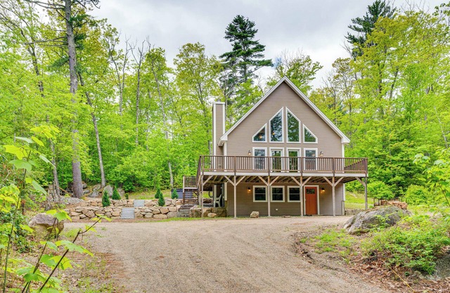 Ski, Hike & Fish: Chalet w/Hot Tub in Conway
