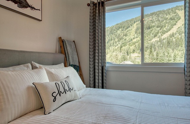“Ski in” 3 Bedroom with private hot tub and mountain views
