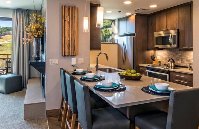 Ski in/out 1-bedroom resort with WiFi, fitness room in wonderful Breckenridge