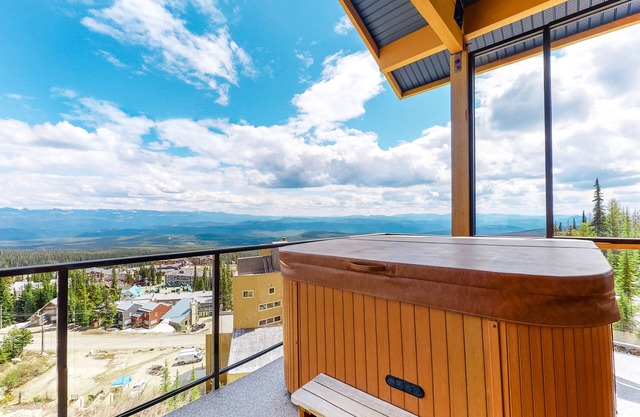 Ski-in/out condo with private hot tub, majestic mountain views, & fireplace