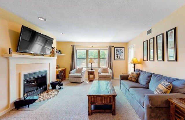 Ski-in/out condo with fireplace, hot tubs. pool, tennis & washer/dryer