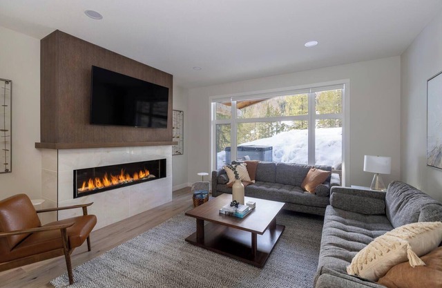 Ski In/Out. Luxury with Hot Tub & EV Charger