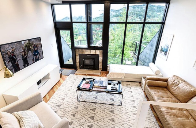 Ski in / Out Outstanding Views, Creekside Town House