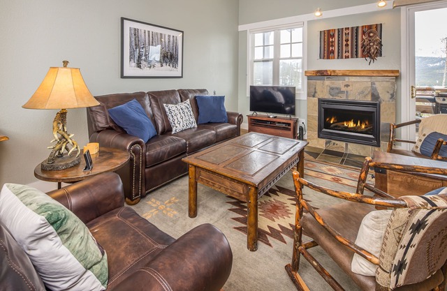 Ski-in/Out w/Private Hot Tub & Gorgeous Views - Saddle Ridge - Slopeside Retreat