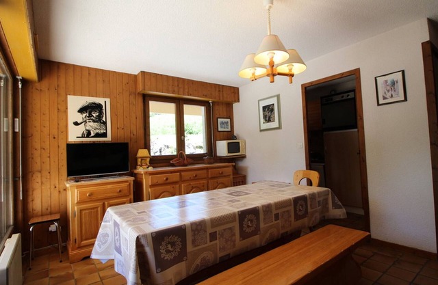 Ski-In/Ski-Out 2-Room Apartment for 6 with Terrace, Close to Village and Amenities