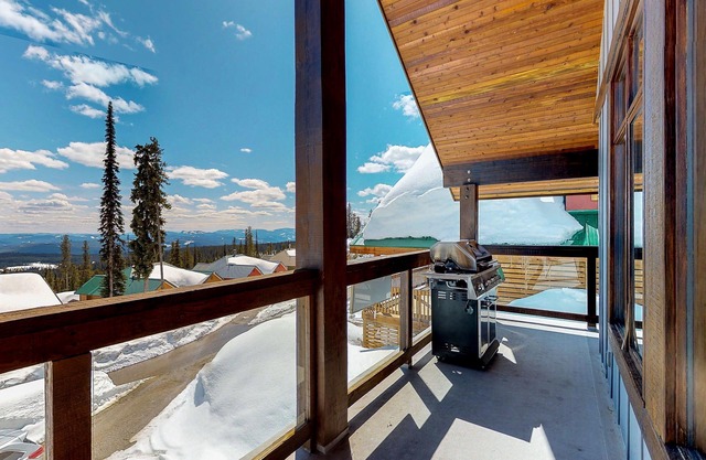 Ski-In/Ski-Out Chalet with Mountain Views, Private Hot Tub, & Gas Fireplace