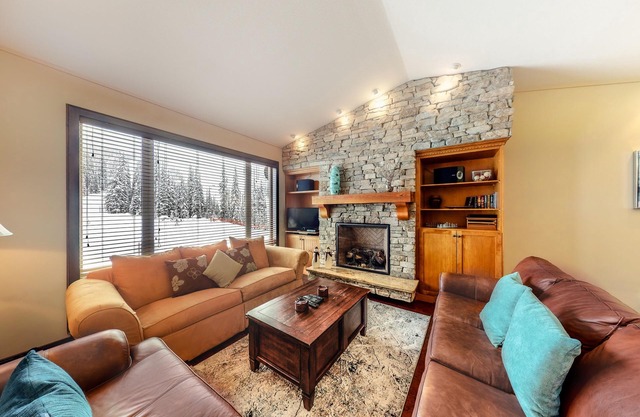 Ski-in/ski-out condo w/private hot tub, gas fireplace & mountain views