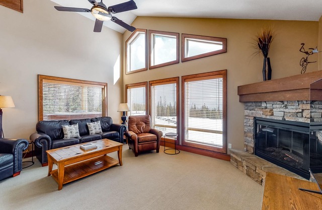Ski-in/ski-out townhouse right next to lifts - private hot tub, fast WiFi & W/D