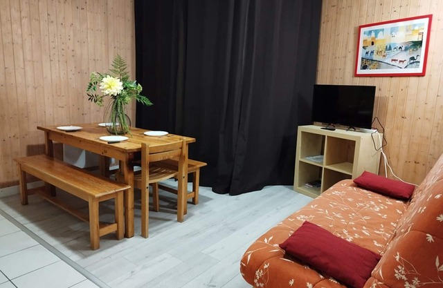 Ski-In/Ski-Out 3-Room Apt, Sleeps 8, Near Shops & Sports Center in Orcières