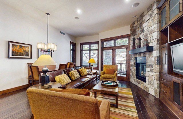 Ski-in/ski-out, ground-floor condo with fireplace, patio, shared pool/hot tub