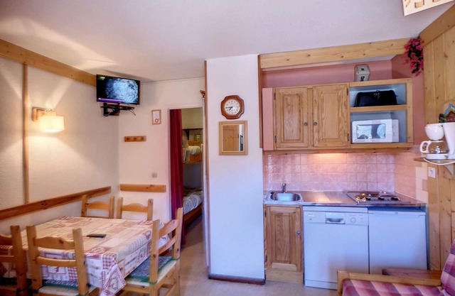 Ski-In/Ski-Out 1BR Apartment - Mountain Views, Sleeps 4 - Les Menuires