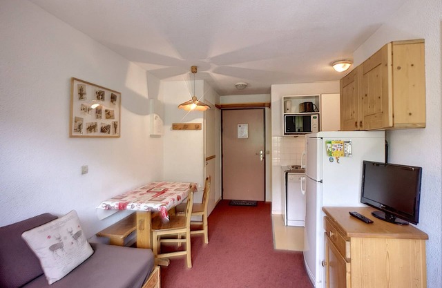 Ski-In/Ski-Out 2-Room Apartment with Mountain View, Sleeps 4, Free WiFi