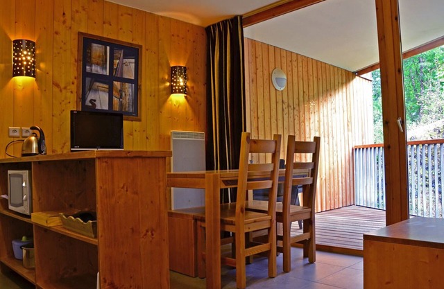 Ski-in/Ski-out Apt: Balcony, Parking, 7 Min Walk to Shops, Sleeps 4