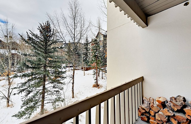 Ski-in/ski-out condo 2 blocks to the village w/hot tub, balcony, creek view