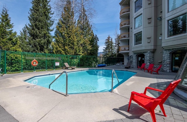 Ski in/ski out condo with mountain views in quiet upper village (pet friendly)