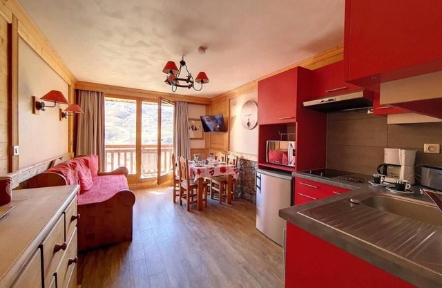 Ski-in/ski-out & foot of the slopes, 12nd floor, balcony, tv, ski locker, 30m², Les Menuires