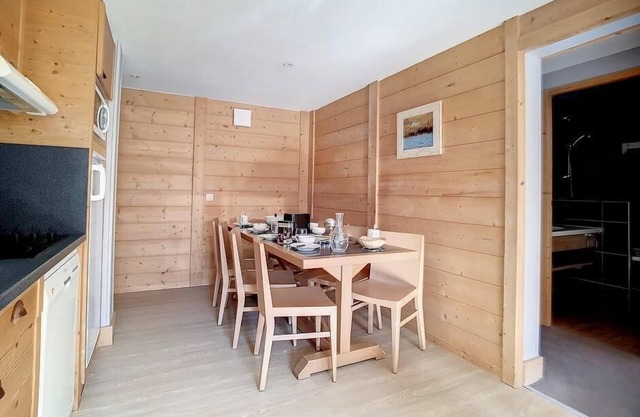 Ski-in/ski-out & foot of the slopes, 1st floor, parking, tv, ski locker, 62m², Les Menuires