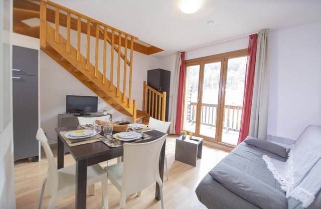 Ski-in/ski-out & foot of the slopes, swimming pool, balcony, 35m², Les Orres