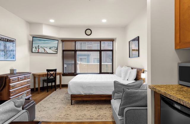 Ski-in/Ski-Out Room for 4 -Pool, Hot Tub, Fire Pits, and more!
