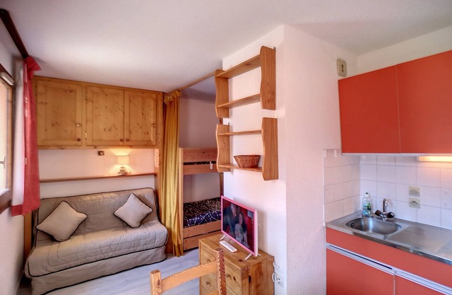 Ski-in/Ski-out Studio for 3 in Les Menuires - Balcony, Great Location