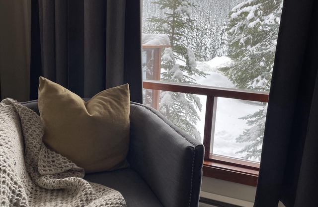 Ski-In Ski-Out Sun Peaks Woodhaven Townhome