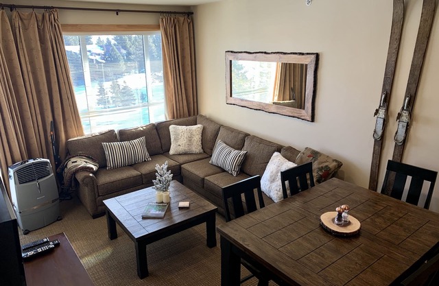 Ski-In/Ski-Out - Top Floor - Juniper Spring Lodge Unit 533